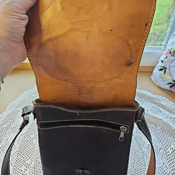 Hand Tooled Leather Crossbody With Shell Face Engraved in Front of Bag. Brown le - Picture 12 of 16